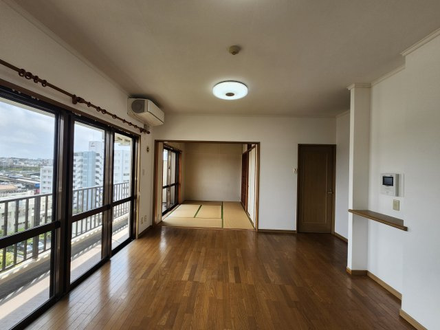 クレスト壷川中公園の居間・リビング