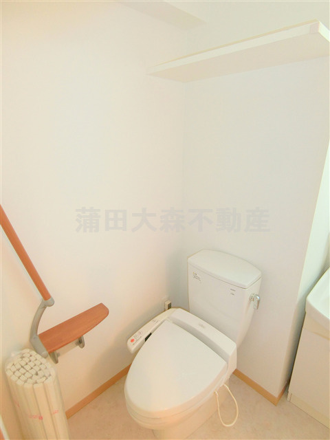 ストリーム多摩川のトイレ|棚と温水暖房便座付のトイレ