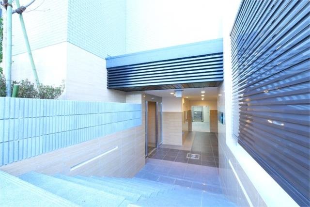 稲城市東長沼の賃貸マンションのロビー