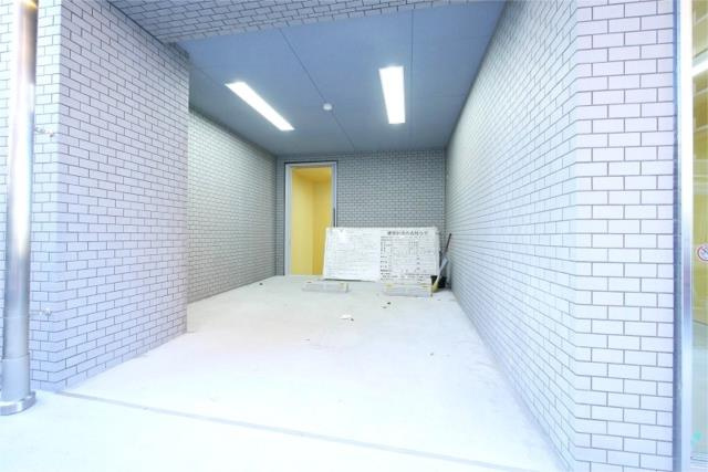 稲城市東長沼の賃貸マンションのエントランス