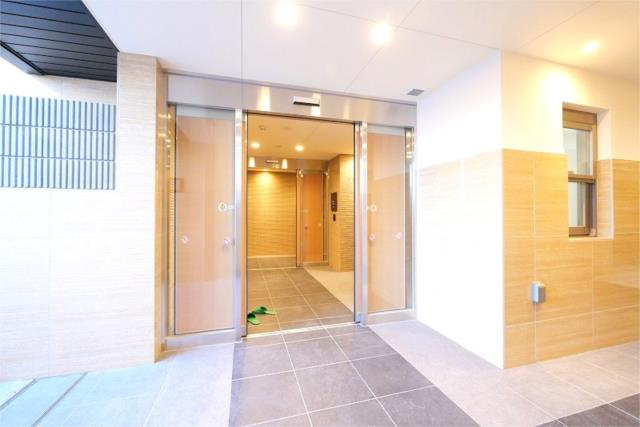 稲城市東長沼の賃貸マンションのロビー