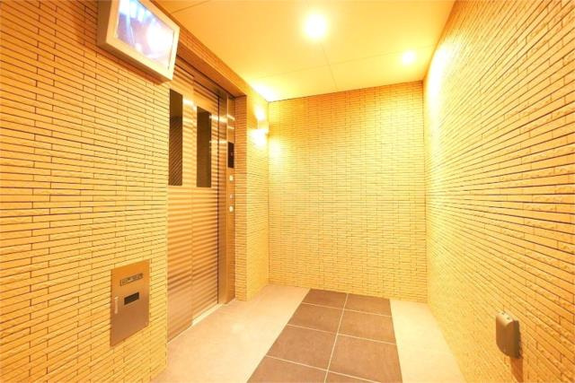 稲城市東長沼の賃貸マンションのロビー