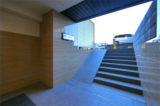 稲城市東長沼の賃貸マンションのロビー