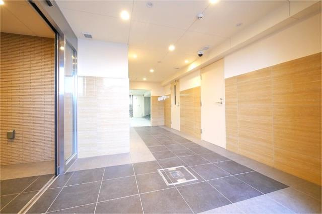 稲城市東長沼の賃貸マンションのロビー