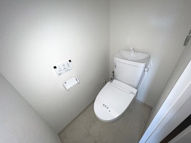 Calm.esのトイレ|落ち着いた色調のトイレです
※間取り反転の場合あり、内装が若干異なる場合がございます