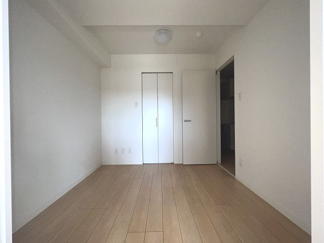 Calm.esの洋室|明るい洋室です
※間取り反転の場合あり、内装が若干異なる場合がございます