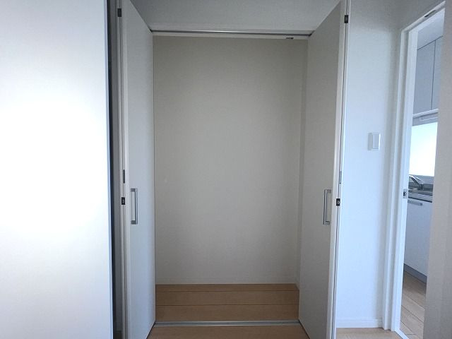 Calm.esの収納|ちょっとした収納スペースも充実しています
※間取り反転の場合あり、内装が若干異なる場合がございます