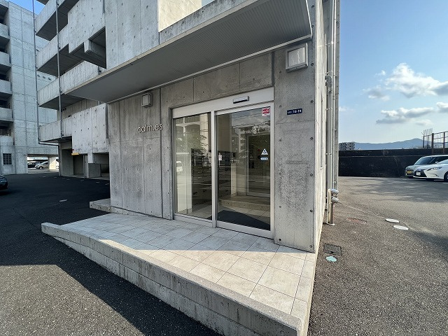 Calm.esのエントランス|建物の内部です