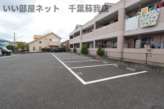 エスポワールメゾンちはらの駐車場|車をお持ちの方に嬉しい駐車場付きの物件です