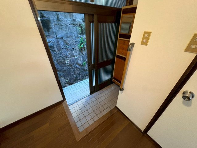 山下町戸建の玄関