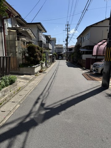 JR嵯峨嵐山駅徒歩7分　駐車可　閑静な住宅街の中古戸建の前面道路含む現地写真|落ち着いた住宅が建ち並ぶ閑静な街並みです。交通量も少なく、静かで安心感のある住環境が広がっています。