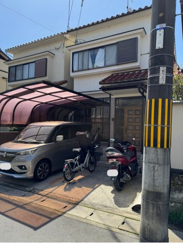 JR嵯峨嵐山駅徒歩7分　駐車可　閑静な住宅街の中古戸建の外観|駐車スペース付きの戸建住宅です。屋根付きカーポートがあり、雨の日の乗り降りも安心です。