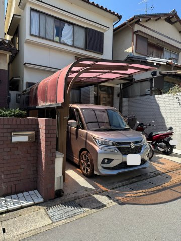 JR嵯峨嵐山駅徒歩7分　駐車可　閑静な住宅街の中古戸建の外観|前面道路からの建物外観です。カーポート付きで大切なお車を雨や日差しから守れます。