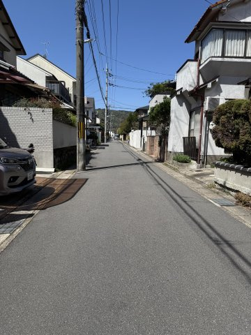 JR嵯峨嵐山駅徒歩7分　駐車可　閑静な住宅街の中古戸建の前面道路含む現地写真|周辺は低層住宅が建ち並ぶ落ち着いた住宅街です。開放感のある前面道路で車の出入りも安心です。