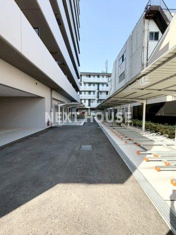 S-RESIDENCE堺湊駅前azureの駐車場