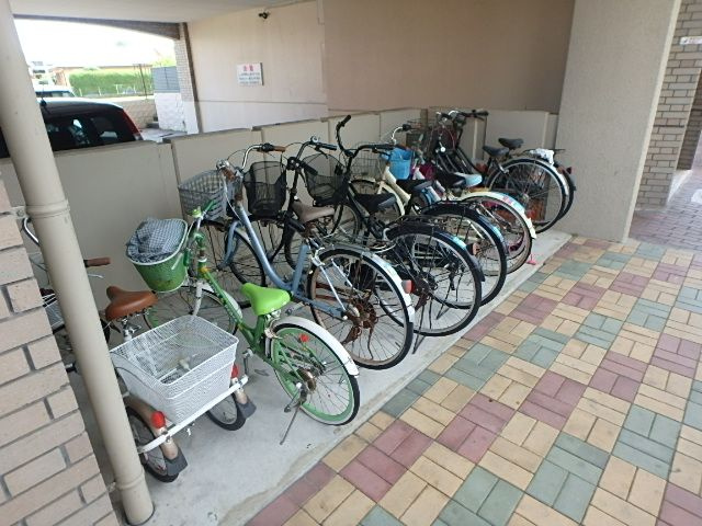IT合川のその他共用部分|駐輪場に自転車も停められます♪