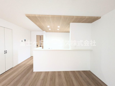 【キッチン】 | 浜松市中央区葵西6丁目 6期 新築一戸建て | 前から見たキッチンです