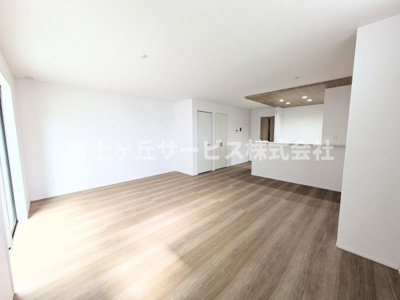 【居間・リビング】 | 浜松市中央区葵西6丁目 6期 新築一戸建て | リビングです