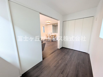 【洋室】 | 浜松市中央区萩丘4丁目 3期 新築一戸建て 1号棟 | リビング横の洋室です