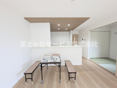 【キッチン】 | 浜松市中央区萩丘4丁目 3期 新築一戸建て 2号棟 | 前から見たキッチンです