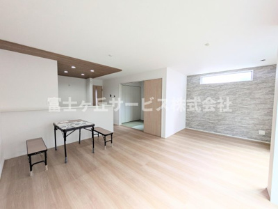 【居間・リビング】 | 浜松市中央区萩丘4丁目 3期 新築一戸建て 2号棟 | リビングダイニングです