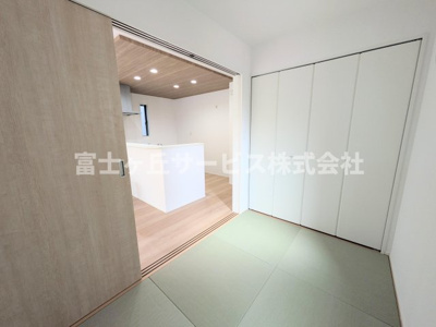 【和室】 | 浜松市中央区萩丘4丁目 3期 新築一戸建て 2号棟 | リビング横の和室です