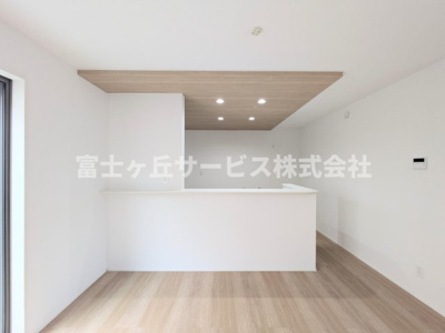 【キッチン】 | 磐田市池田 3期 新築一戸建て | 前から見たキッチンです