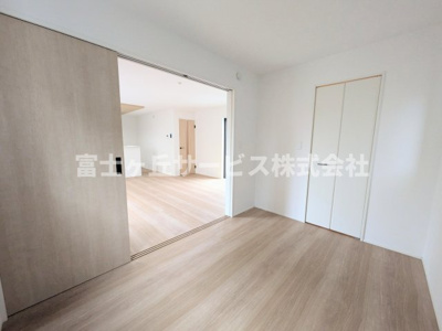 【洋室】 | 磐田市池田 3期 新築一戸建て | リビング横の洋室です