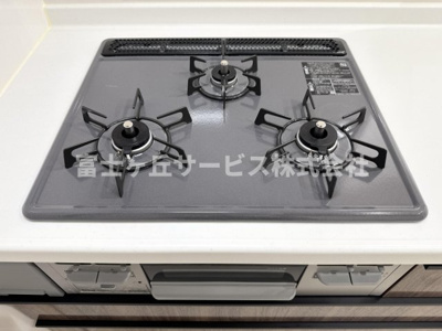 【その他】 | 島田市金谷泉町 新築一戸建て 1号棟 | 3口コンロがあります