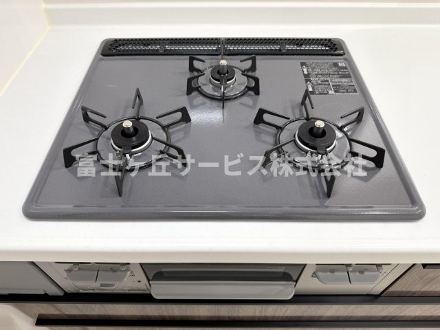 【その他】 | 島田市金谷泉町 新築一戸建て 1号棟 | 3口コンロがあります