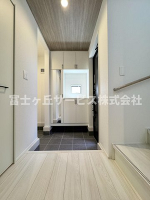 【玄関】 | 島田市金谷泉町 新築一戸建て 1号棟 | 収納もある玄関です