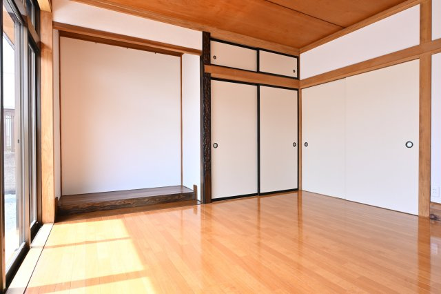 【内装】 | 太田市由良町　中古住宅 | １階の和室はフローリングに張り替えられています