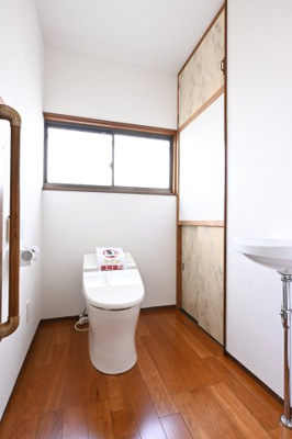 【トイレ】 | 太田市由良町　中古住宅 | 暖房便座などがついた洗浄機能付きトイレです。