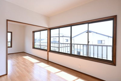 【洋室】 | 太田市由良町　中古住宅 | 2階のベッドルームはバルコニーとつながっています。
たっぷり光が入るので気持ちよく目覚められます♪ 