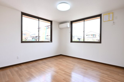 【洋室】 | 太田市由良町　中古住宅 | 2面採光の明るい洋室は子供部屋にもピッタリです♪