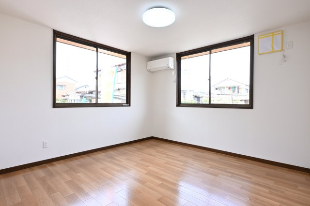 【洋室】 | 太田市由良町　中古住宅 | 2面採光の明るい洋室は子供部屋にもピッタリです♪