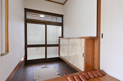 【玄関】 | 太田市由良町　中古住宅 | 開放感のある明るく広々とした玄関がお出迎えします♪