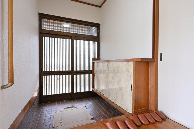 【玄関】 | 太田市由良町　中古住宅 | 開放感のある明るく広々とした玄関がお出迎えします♪
