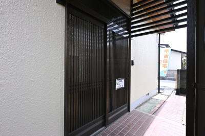 【その他共用部分】 | 太田市由良町　中古住宅 | 屋根付きの玄関は雨の日のぬれずに出入りすることができます！
ダブルロックドアで防犯性も◎