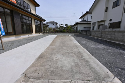 【駐車場】 | 太田市由良町　中古住宅 | 並列駐車可能なカースペースです！お客様も遊びに来やすいですね♪
