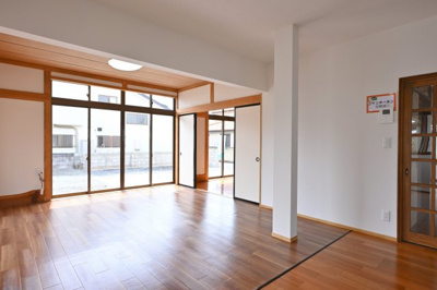 【居間・リビング】 | 太田市由良町　中古住宅 | 広々としていて明るい日差しもたくさん入ってきます。家具を置いてもゆとりある空間となっております♪