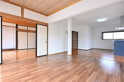 【居間・リビング】 | 太田市由良町　中古住宅 | 温かみのある木目のフローリングが印象的なリビング。
家族団らんの時間をゆったりとお楽しみください♪