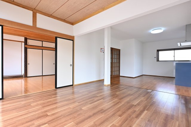 【居間・リビング】 | 太田市由良町　中古住宅 | 温かみのある木目のフローリングが印象的なリビング。
家族団らんの時間をゆったりとお楽しみください♪