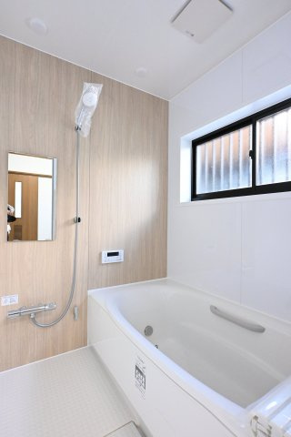 【浴室】 | 太田市由良町　中古住宅 | 清潔感あるお風呂はフルオートバスでお湯張りもラクラク♪
お風呂は窓があるので換気もできます。