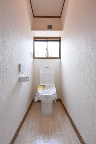 【トイレ】 | 太田市由良町　中古住宅 | 暖房便座などがついた洗浄機能付きトイレです。