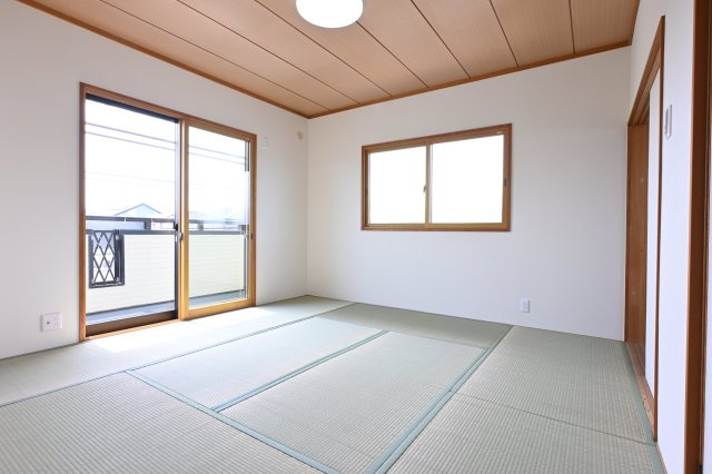 【和室】 | 太田市由良町　中古住宅 | 2階の和室はバルコニーとつながっています。
たっぷり光が入るので気持ちよく目覚められます♪ 