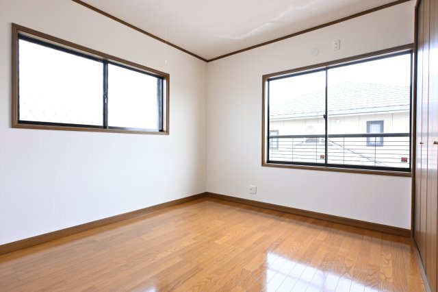 【洋室】 | 太田市由良町　中古住宅 | 2面採光の明るい洋室は子供部屋にもピッタリです♪