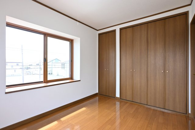 【洋室】 | 太田市由良町　中古住宅 | 寝室には広々としたクローゼットがついておりおしゃれなご家族もうれしい空間です♪
