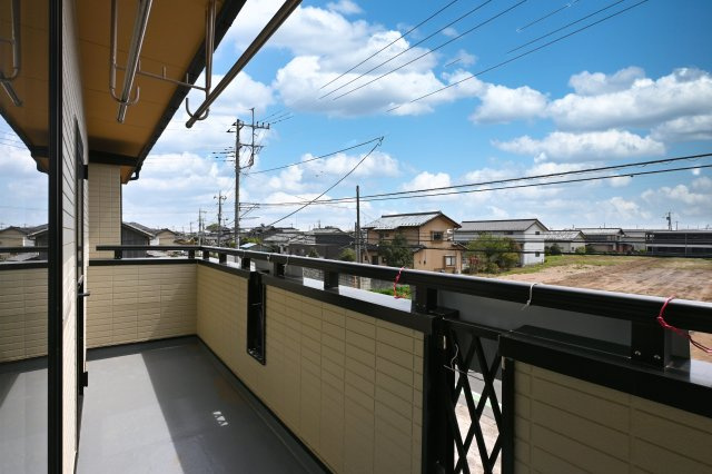 【バルコニー】 | 太田市由良町　中古住宅 | 広々としたワイドバルコニーは日当たりがよく洗濯物がよく乾きます♪
