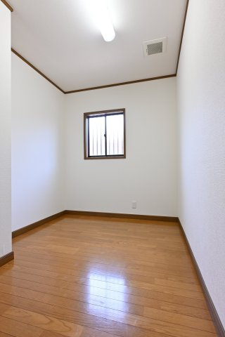 【収納】 | 太田市由良町　中古住宅 | 2階には季節物や趣味の道具をたっぷり収納できる納戸を備えております